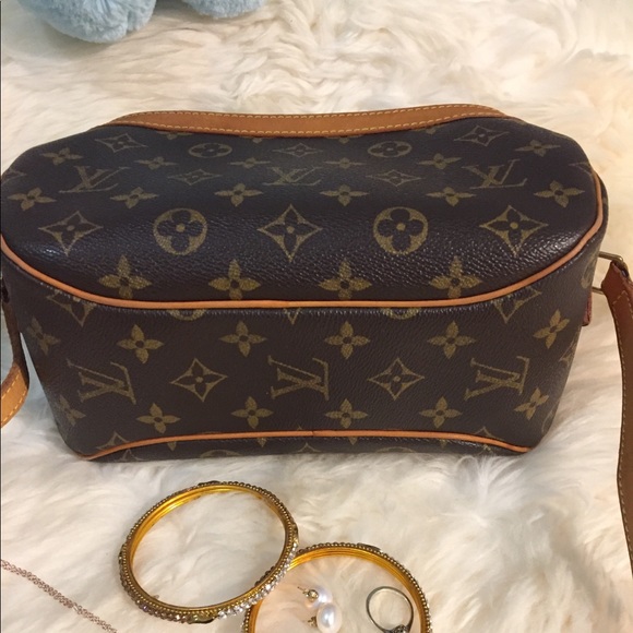 Authentic Louis Vuitton Blois,no peeling with cracking on vachetta strap only. - Picture 6 of 17